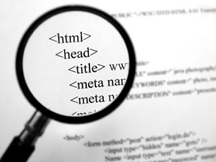 Codice HTML e lente di ingrandimento